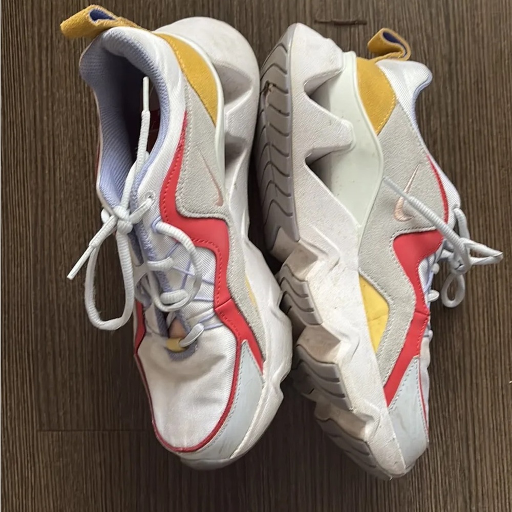 Nike RYZ Sneakers